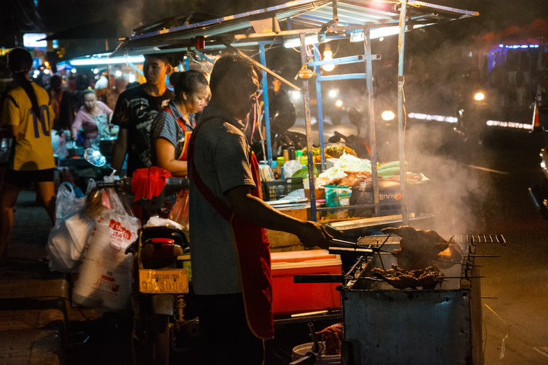 A roadside barbeque with the most unique dishes in the capital Vientiane