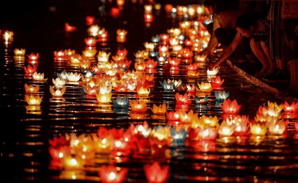 Release lanterns in the river